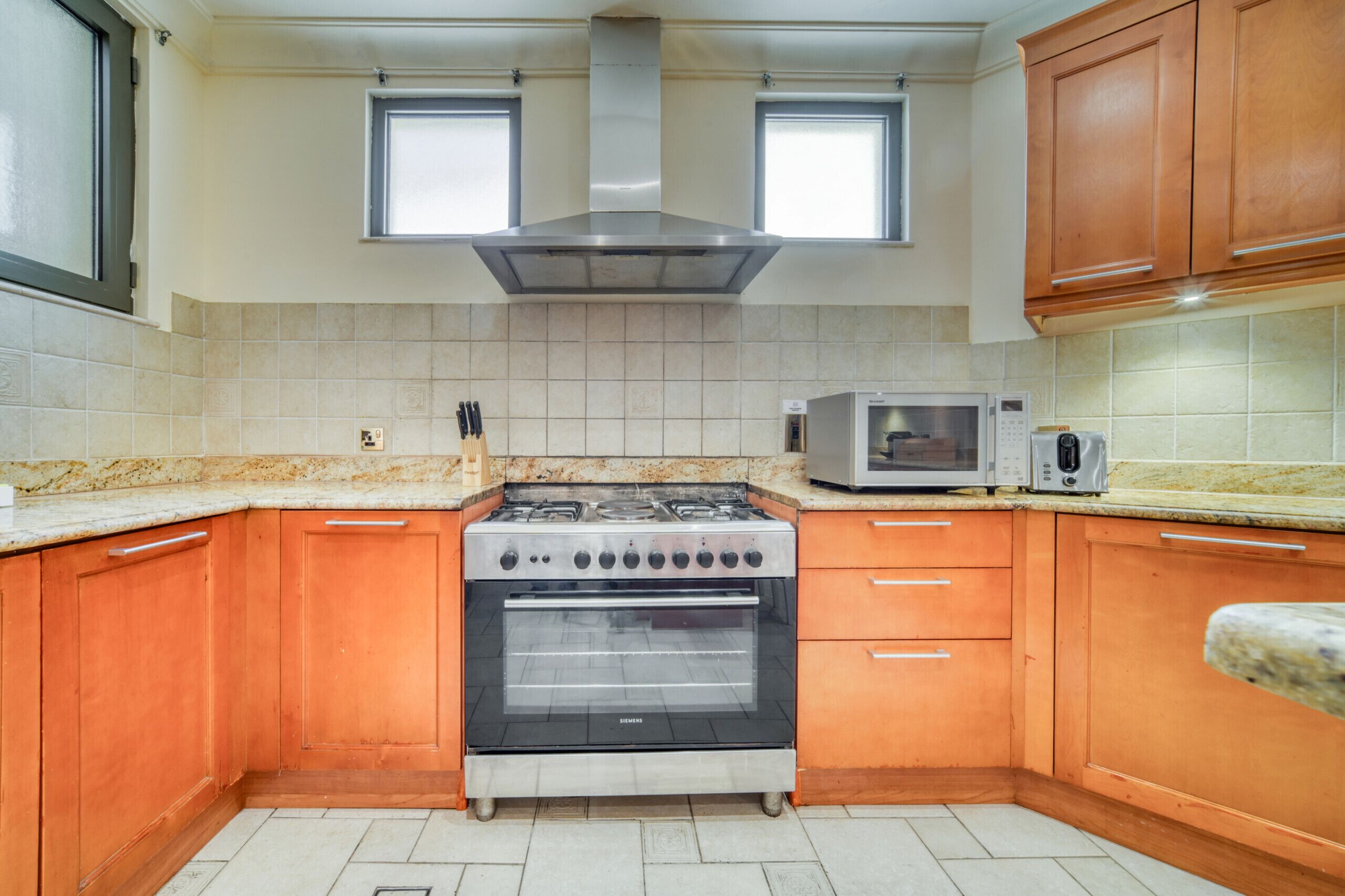 Kühlschrank, Mikrowelle, Ofen, Geschirrspüler