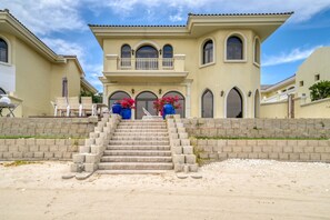 Exterior - Premier 6BR Villa with Assistant's Room and Private Pool in Frond E Palm Jumeirah by Deluxe Holiday Homes (Dubai)