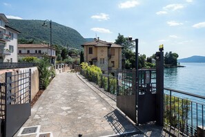 Property grounds - Villa Cecilia - luxurious and elegant liberty lake-front villa  (Sulzano)