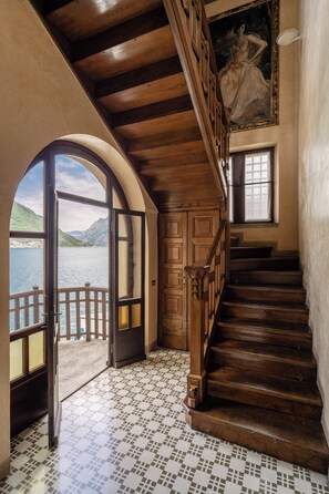 Interior - Villa Cecilia - luxurious and elegant liberty lake-front villa  (Sulzano)