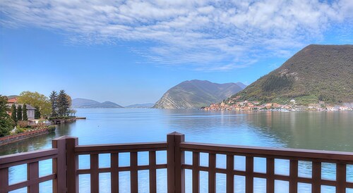 Villa Cecilia - luxurious and elegant liberty lakefront villa