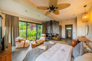 Deluxe-Haus, 1 Queen-Bett, Nichtraucher, Seeblick | Badezimmer | Duschwanne, Regendusche, kostenlose Toilettenartikel, Haartrockner