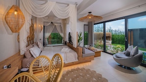 Un dormitorio moderno con cama con dosel, un ventanal y vistas al exterior.