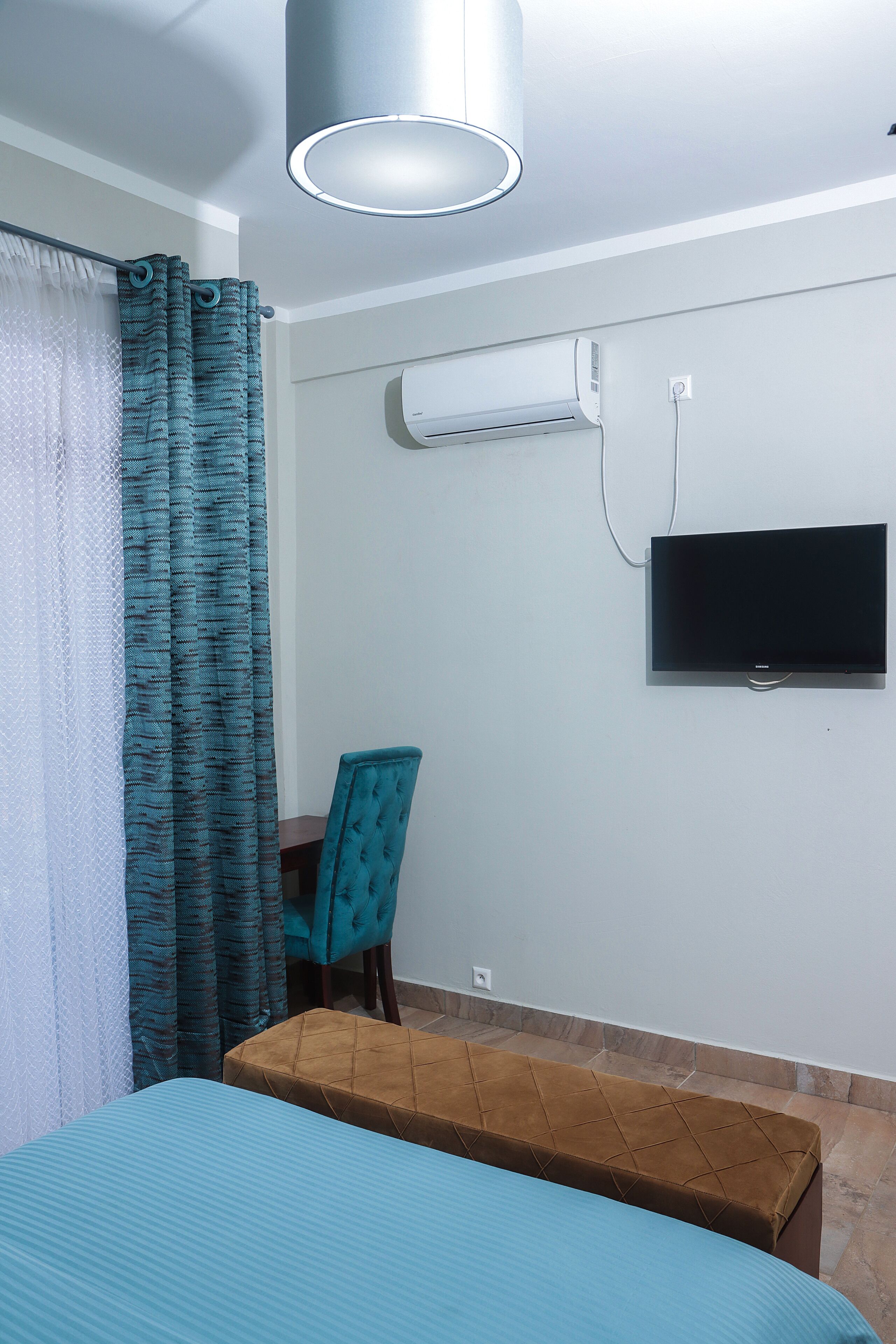 Desk, laptop workspace, soundproofing, free WiFi