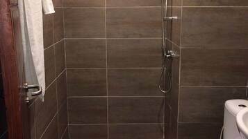 Basic Double Room | Bathroom | Towels