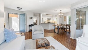 Living area - Charming 2-bedroom condo in Sea Oaks, a beautiful tennis and beach community (Vero Beach)