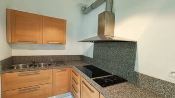 Een koelkast, een microgolfoven, een kookplaat, een vaatwasser