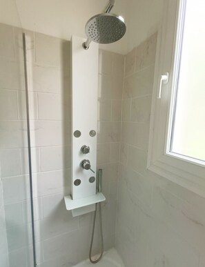 Secadora de cabello, toallas, jabón, papel de baño 