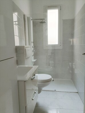 Haartrockner, Handtücher, Seife, Toilettenpapier