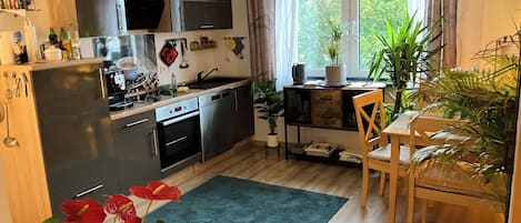 Réfrigérateur, micro-ondes, four, plaque de cuisson