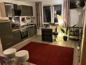 Réfrigérateur, micro-ondes, four, plaque de cuisson