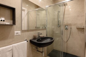Deluxe Room, 1 King Bed with Sofa bed | Bathroom | Shower, rainfall showerhead, free toiletries, hair dryer - DolceVitaSuite (Rome)