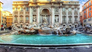 Trevi-fontänen, med sin barockarkitektur och en stor staty i mitten.