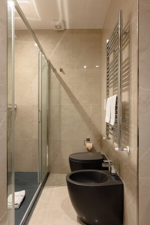 Camera Deluxe, 1 letto king con divano letto, balcone | Bagno | Doccia, soffione a pioggia, set di cortesia gratuito, asciugacapelli