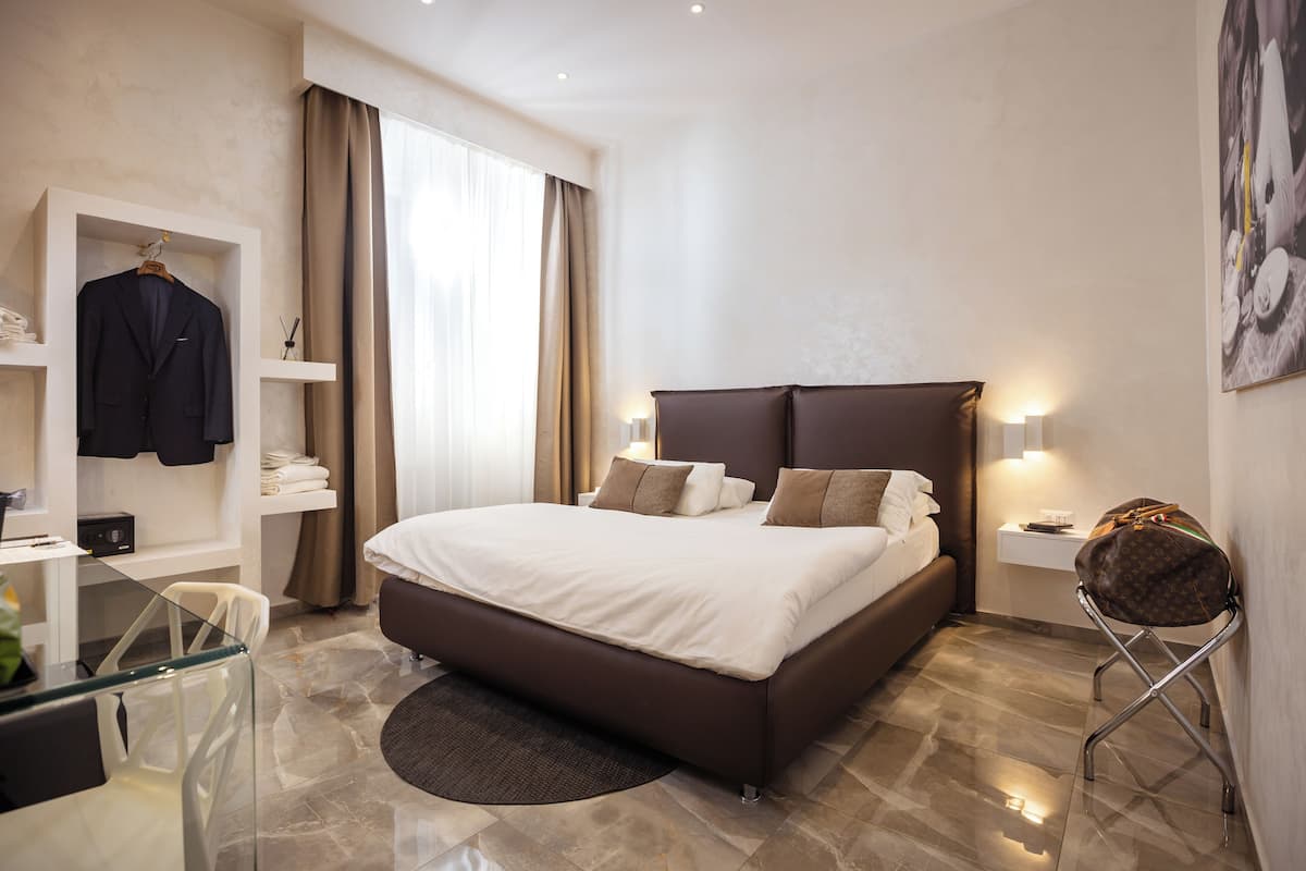 Deluxe-Zimmer, 1 King-Bett und Schlafsofa, Balkon | 1 Schlafzimmer, hochwertige Bettwaren, Daunenbettdecken