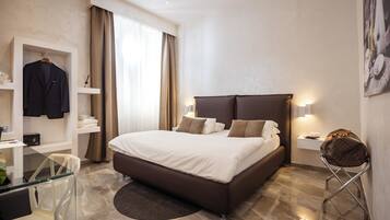 Kamar Deluks, 1 Tempat Tidur King dengan tempat tidur Sofa, balkon | 1 kamar tidur, seprai premium, selimut bulu angsa, dan busa memori