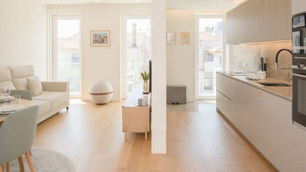 A modern apartment with a living room, dining area, and kitchen. - Liiiving - Crystal Palace Apartment (Porto)