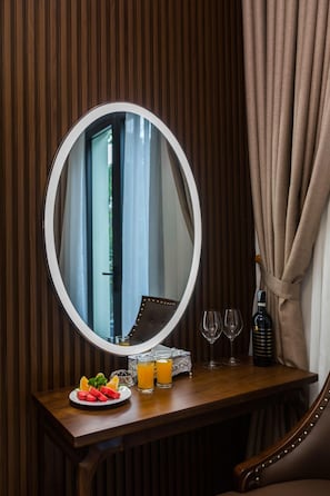 Deluxe dubbelrum | Sängtillbehör av högsta kvalitet, Select Comfort-madrasser och minibar