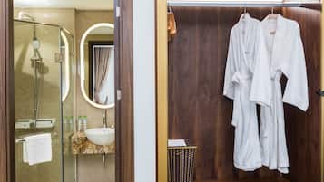Executive-sviitti | Ylelliset vuodevaatteet, Select Comfort -patjalliset sängyt, minibaari
