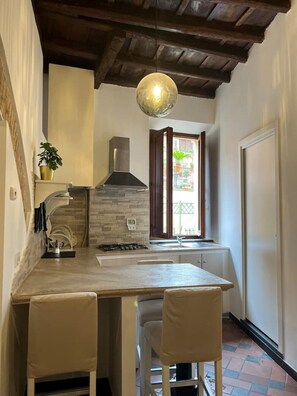 Fridge, cookware/dishes/utensils, kitchen islands - Characteristic apartment in the heart of Trastevere (Roma)
