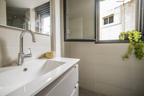 Douche, sĂšche-cheveux, serviettes fournies, savon