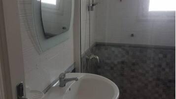 Douche, sĂšche-cheveux, serviettes fournies, savon
