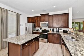 冷蔵庫、電子レンジ、オーブン、コンロ