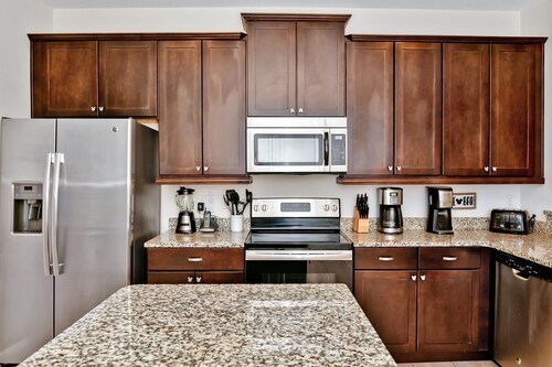 Luxury Renovation-Huge Upgrades! MustSee Pool -LED Games Room! Themed Rooms!