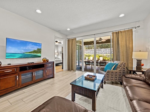 Luxury Renovation-Huge Upgrades! MustSee Pool -LED Games Room! Themed Rooms!