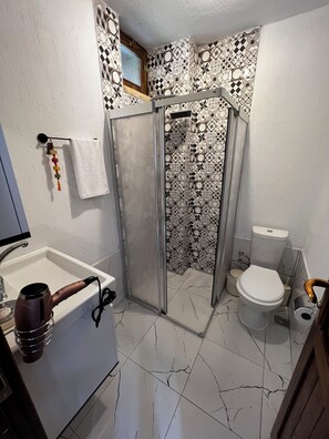 Douche, douche à « effet pluie », articles de toilette gratuits