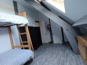 3 chambres, fer et planche à repasser, lit parapluie