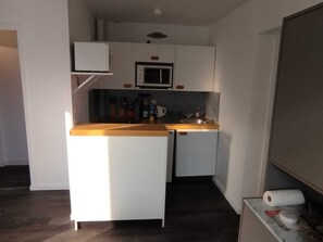 Een koelkast, een microgolfoven, een oven, een kookplaat