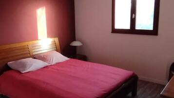 3 slaapkamers, een strijkplank/strijkijzer, reisbedje