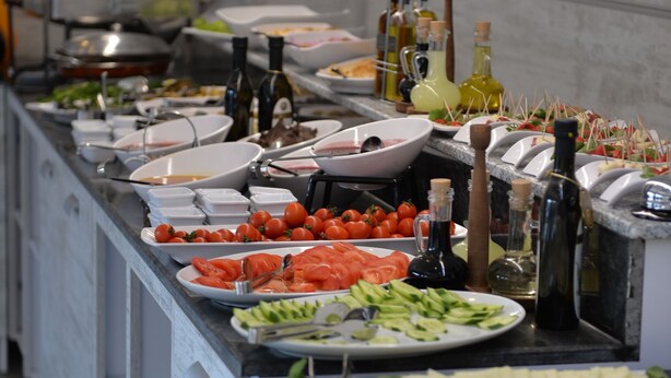 Un buffet con diversi cibi e condimenti.