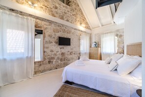 3 bedrooms, iron/ironing board, free WiFi, bed sheets - Stone House Dream (Sutivan)