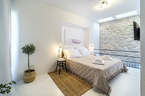 3 bedrooms, iron/ironing board, free WiFi, bed sheets - Stone House Dream (Sutivan)