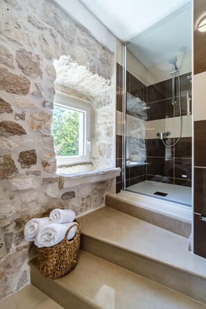 Bathtub, hair dryer, towels, toilet paper - Stone House Dream (Sutivan)