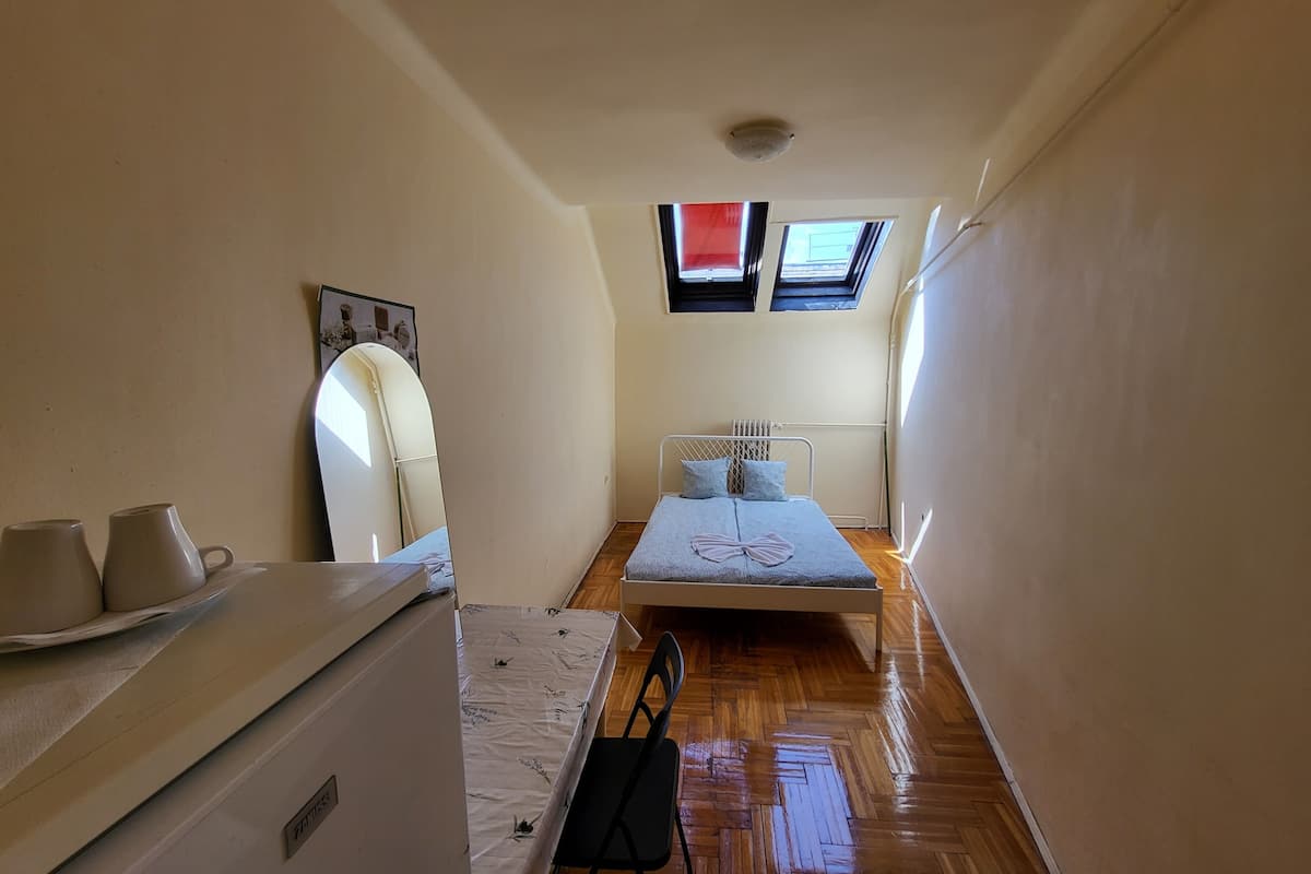 Eenvoudige kamer (1) | 1 slaapkamer, een bureau