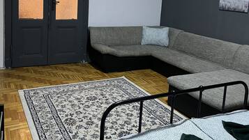 Basic Quadruple Room | Desk