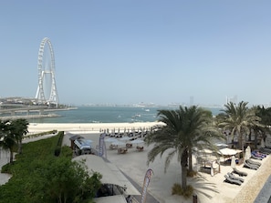 Privatstrand, Liegestühle, Sonnenschirme, Strandtücher