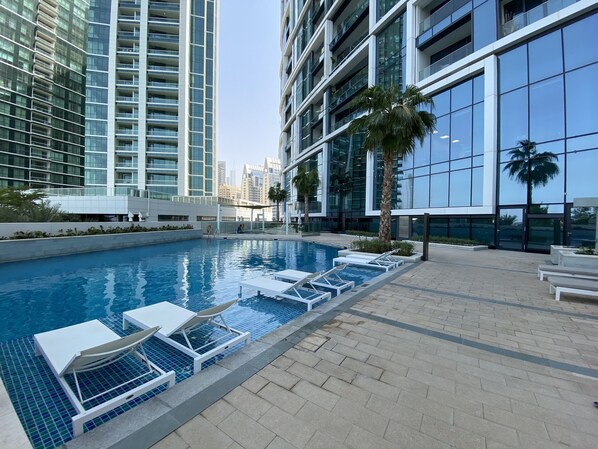 Outdoor pool, pool umbrellas, sun loungers - EDEN'S Homes & Villas - ADDRESS BEACH Residences JBR (Dubai)
