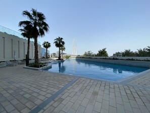 Außenpool, Sonnenschirme, Liegestühle