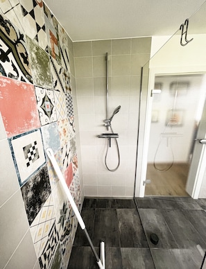Douche, séchoir à cheveux, serviettes fournies, savon