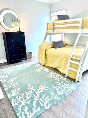 3 habitaciones, tabla de planchar con plancha, wifi y ropa de cama