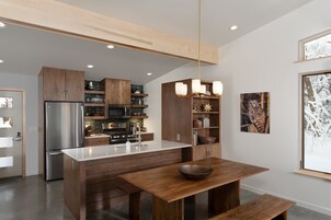 浪漫别墅 | 私人厨房 | 大冰箱、微波炉、烤箱、炉灶