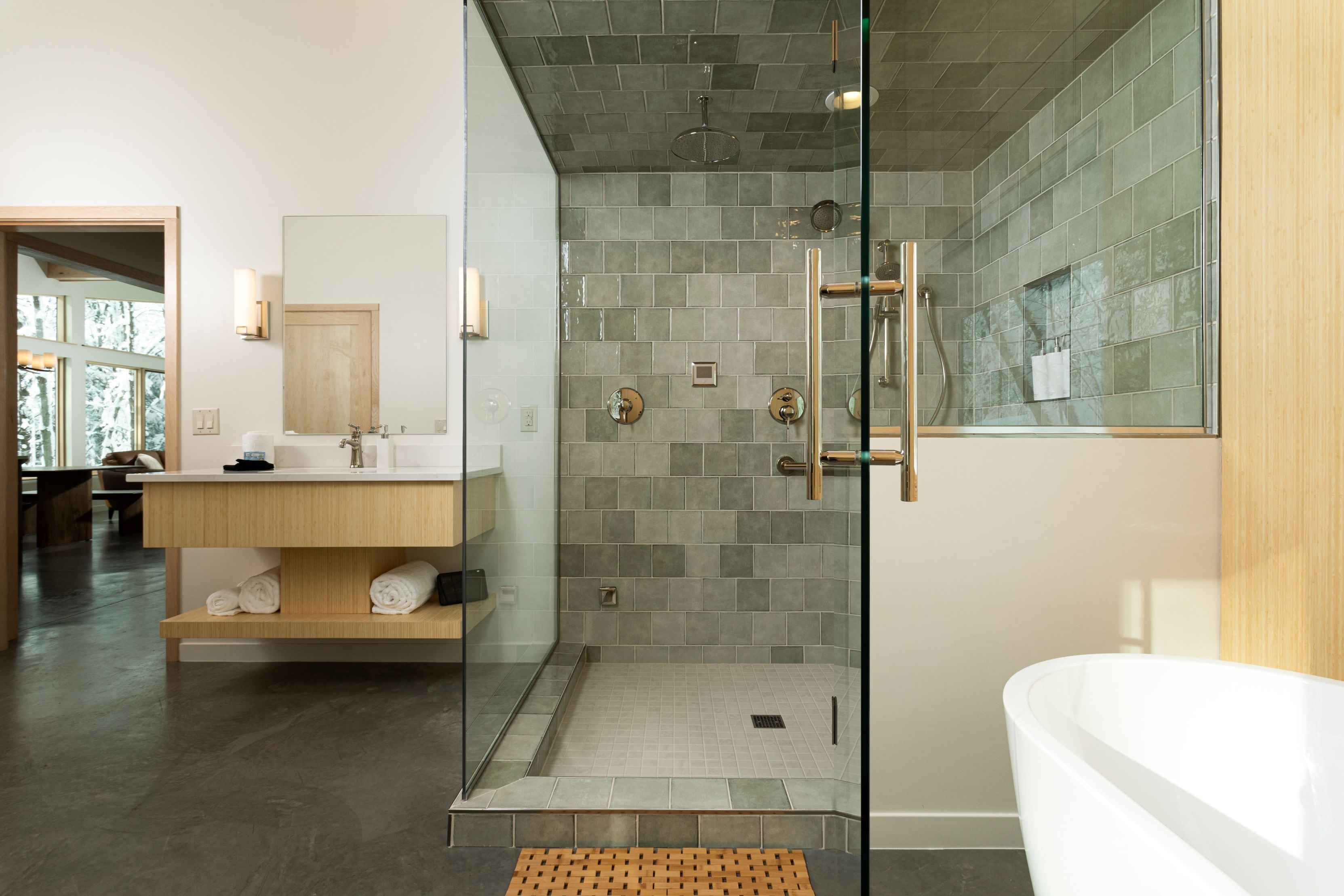 Romantik-villa | Badeværelse | Separat badekar og bruser, brusehoved med spredningseffekt