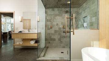 Vila romântica | Banheiro | Banheira e chuveiro separados, chuveiro com efeito de chuva