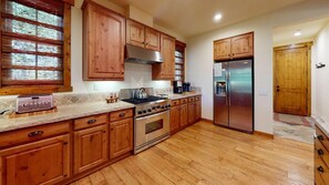 Coffee/tea maker, fridge, microwave, oven - Snowcreek Resort Vacation Rental 1501 (Mammoth Lakes)