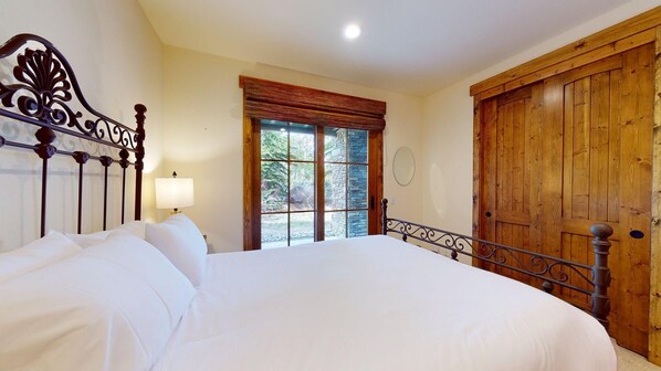4 bedrooms, iron/ironing board, internet - Snowcreek Resort Vacation Rental 1501 (Mammoth Lakes)