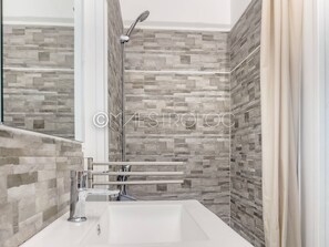 Shower, rainfall showerhead, free toiletries, towels - Gîtes Arc-en-ciel (Saint-François)